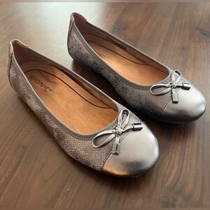 NWOB - Vionic Vionic Minna Color: Pewter Metal Snake - Size 8